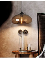 Suspension en verre café dans un coin salon