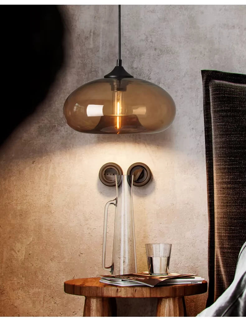 Suspension en verre café dans un coin salon