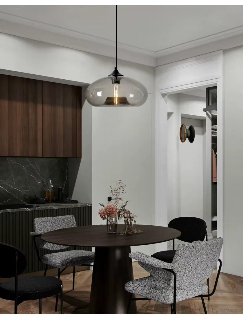 Suspension en verre gris fumé au-dessus d’une table