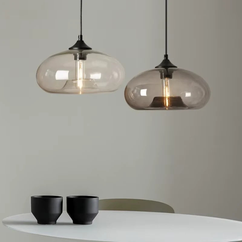 Exemple d’installation de deux suspensions transparent et gris fumé, vendues séparément