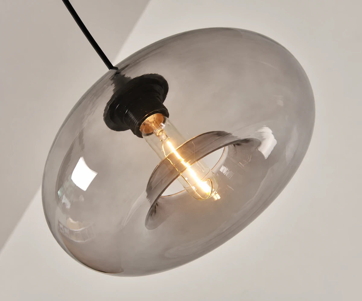 Détail du verre gris fumé et de l’ouverture inférieure; ampoule photographiée non incluse