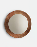 Applique murale Aris à globe blanc sur disque couleur bois clair, vue de face