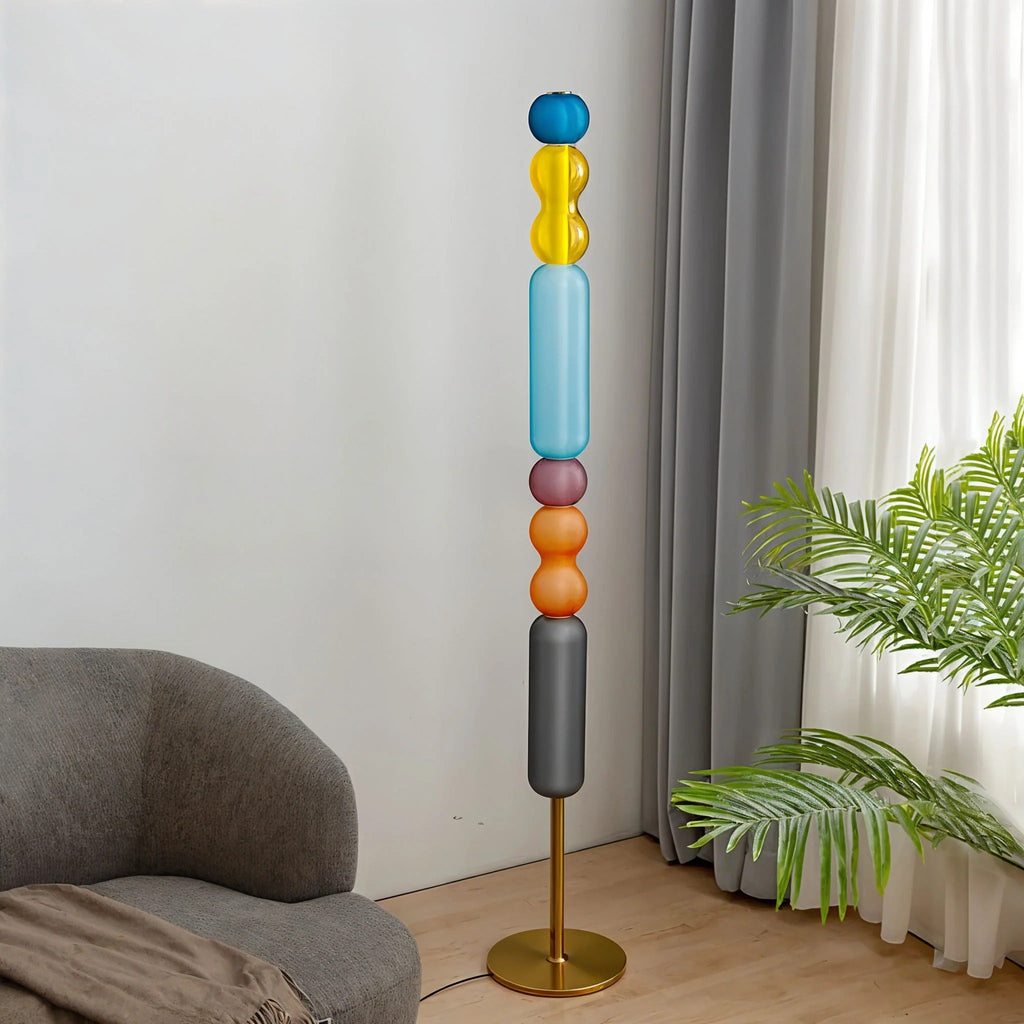 Arlequin lampadaire — 160 cm — vue d’ambiance près du canapé