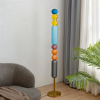 Arlequin lampadaire — 160 cm — vue d’ambiance près du canapé