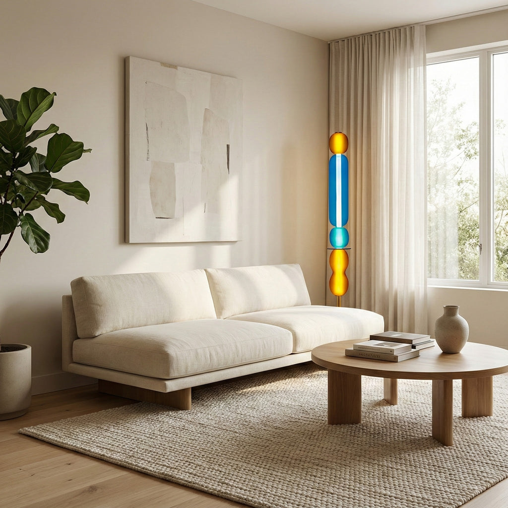 Arlequin lampadaire — 120 cm — vue d’ambiance auprès d’un canapé