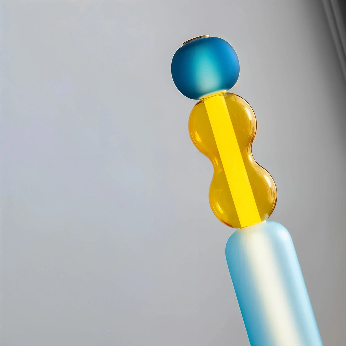 Arlequin lampadaire — 160 cm — détail des éléments en verre bleu et jaune