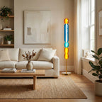 Arlequin lampadaire — 120 cm — vue d’ensemble dans un salon clair