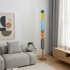 Arlequin lampadaire — 160 cm — vue complète auprès d’un canapé gris