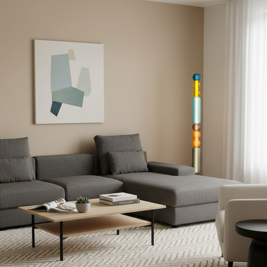 Arlequin — lampadaire multicolore dans un salon, partie basse masquée par le canapé.