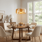 Suspension Verréa or et verre ambré dans une salle à manger lumineuse