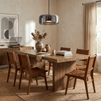Suspension Verréa noire en verre gris fumé au-dessus d’une table