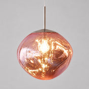 Magma — suspension en verre rose allumée, vue entière sur fond gris.