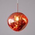 Magma — suspension en verre or rose allumée, vue entière sur fond gris.