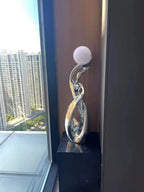Lampe sculpturale à globe — 82 cm