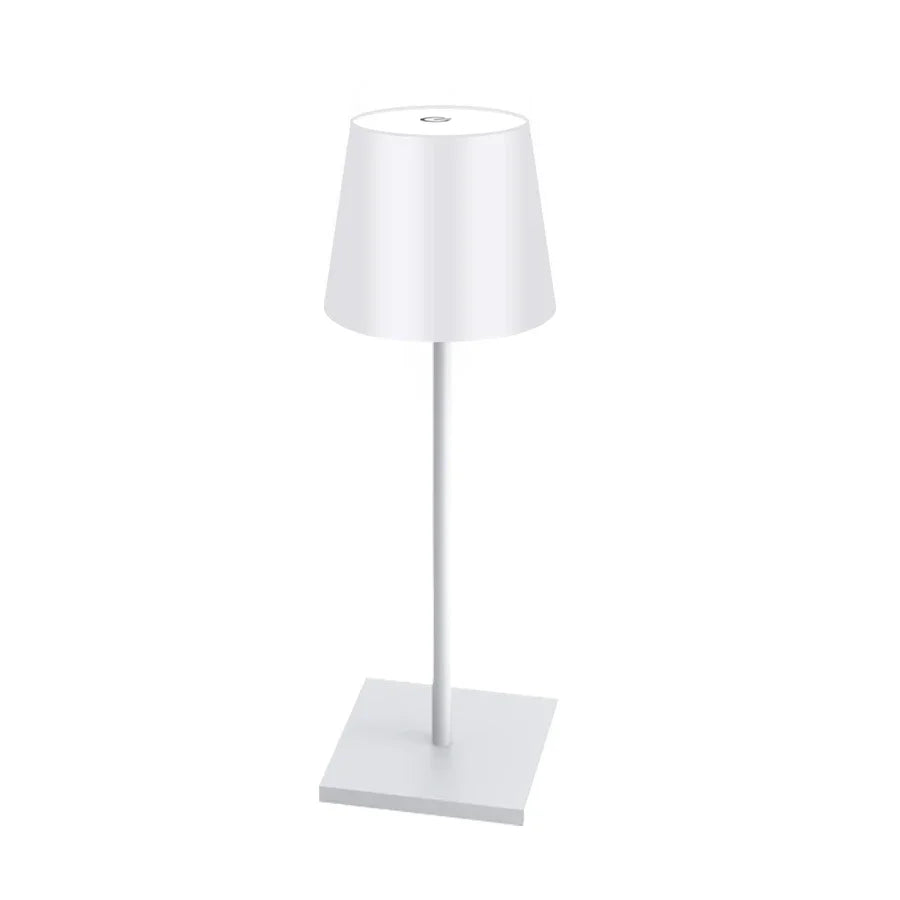 Lampe Néora blanche sur pied carré, isolée sur fond blanc.