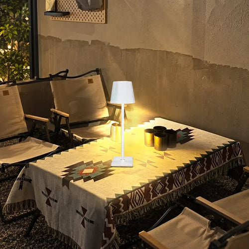Néora blanche sur une table, mise en scène illustrative ; décor non inclus.
