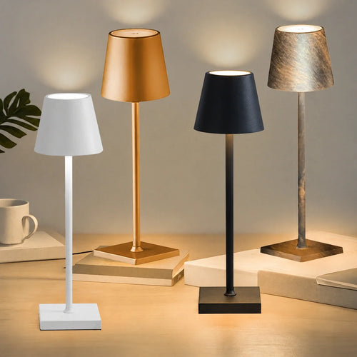 Néora — les quatre finitions blanc, noir, doré et bronze. Visuel retouché ; lampes vendues à l’unité, décor non inclus.