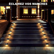 Escalier extérieur éclairé par de petites lampes Rivage disposées le long des marches.