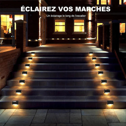 Escalier extérieur éclairé par de petites lampes Rivage disposées le long des marches.