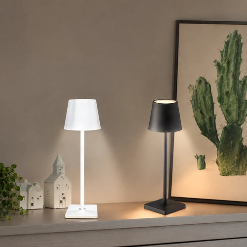 Néora blanche et noire sur une console, mise en scène illustrative ; lampes vendues à l’unité, décor non inclus.