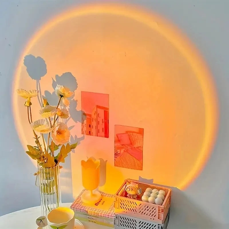 Cercle de lumière orangée sur un mur, derrière un vase de fleurs et des objets décoratifs.