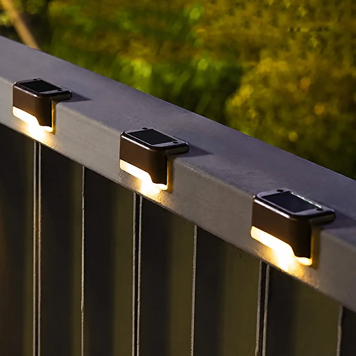 Jalons — ambiance avec trois lampes noires à lumière chaude, sans pastilles commerciales ; visuel retouché.