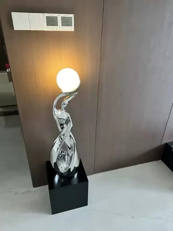 Lampe sculpturale à globe — 82 cm