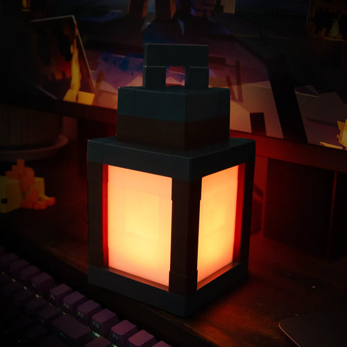 Lanterne Pixelia noire allumée dans un décor sombre.