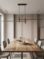 Suspension Linéva Noir Charbon au-dessus d’une table de salle à manger.