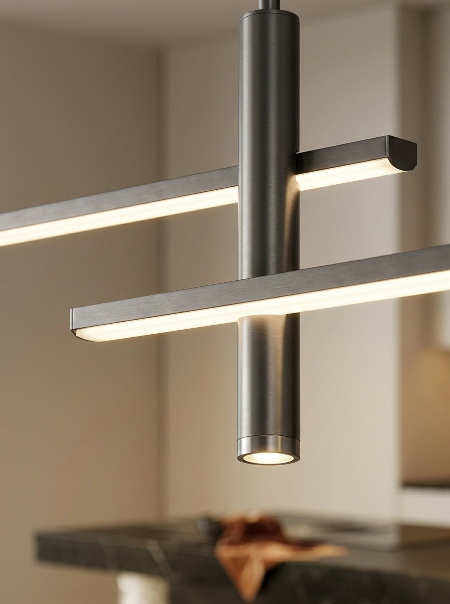 Gros plan sur les barres lumineuses et les cylindres de la suspension Linéva Noir Charbon.