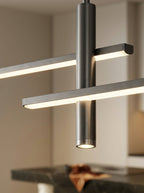 Gros plan sur les barres lumineuses et les cylindres de la suspension Linéva Noir Charbon.