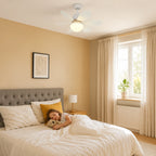 Mise en scène illustrative du ventilateur plafonnier AeroLight blanc dans une chambre beige