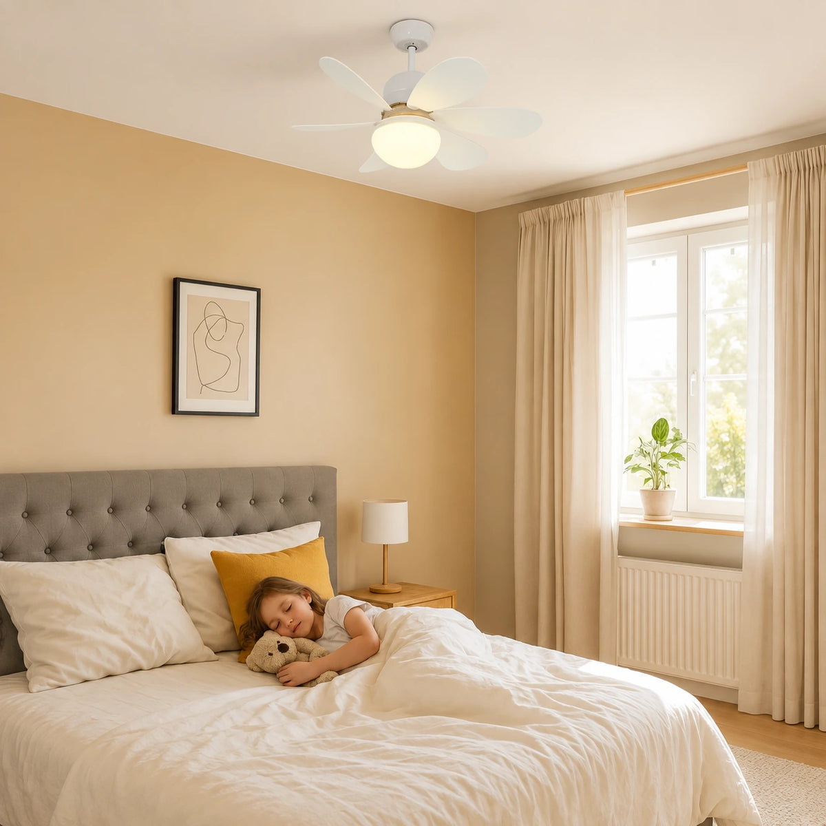 Mise en scène illustrative du ventilateur plafonnier AeroLight blanc dans une chambre beige