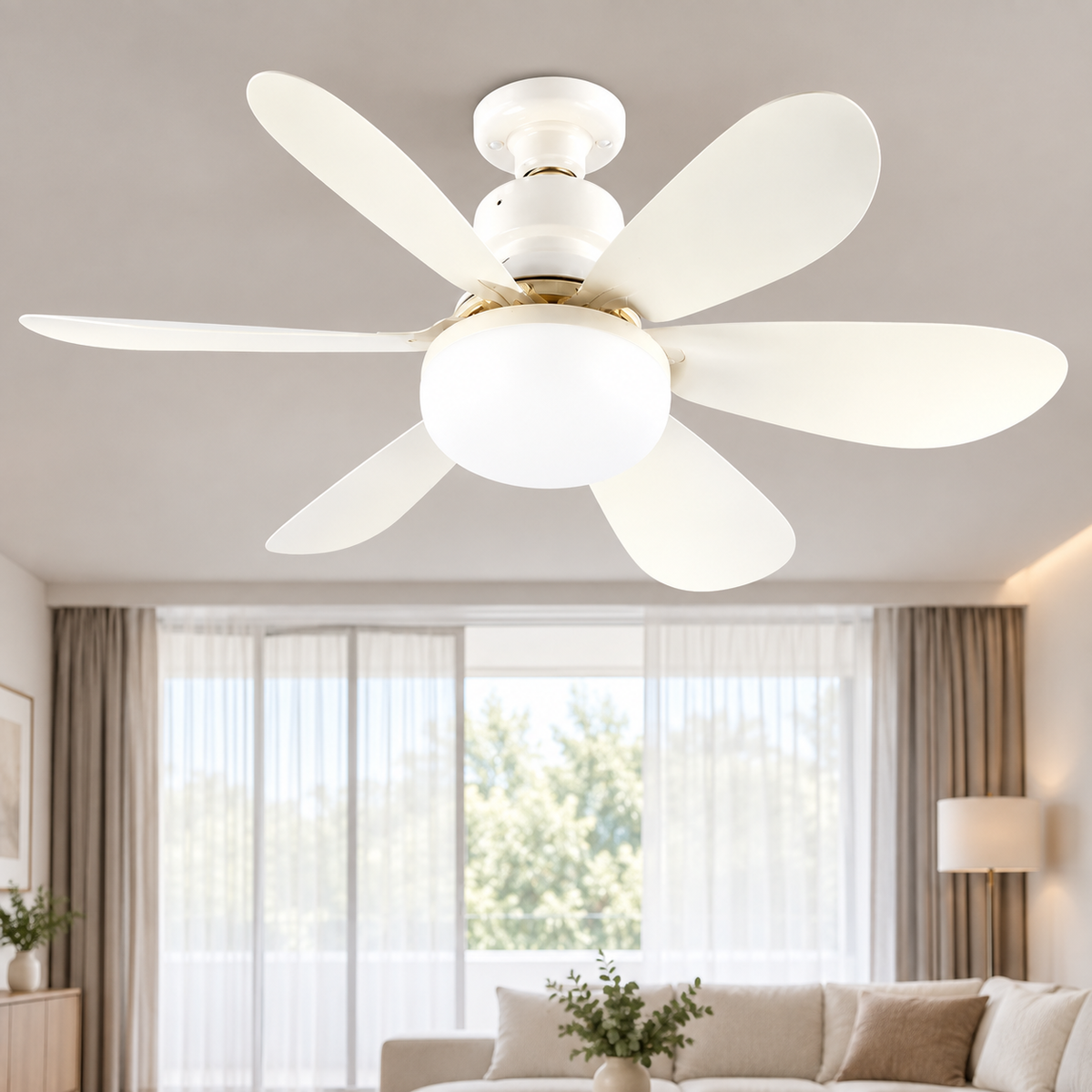 AeroVent — ventilateur plafonnier blanc à six pales, dans un intérieur lumineux.