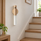 Aimantine — Clair — lampe éteinte près d’un escalier ; mise en scène illustrative.
