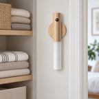 Aimantine — Clair — lampe éteinte près d’un rangement ; mise en scène illustrative.