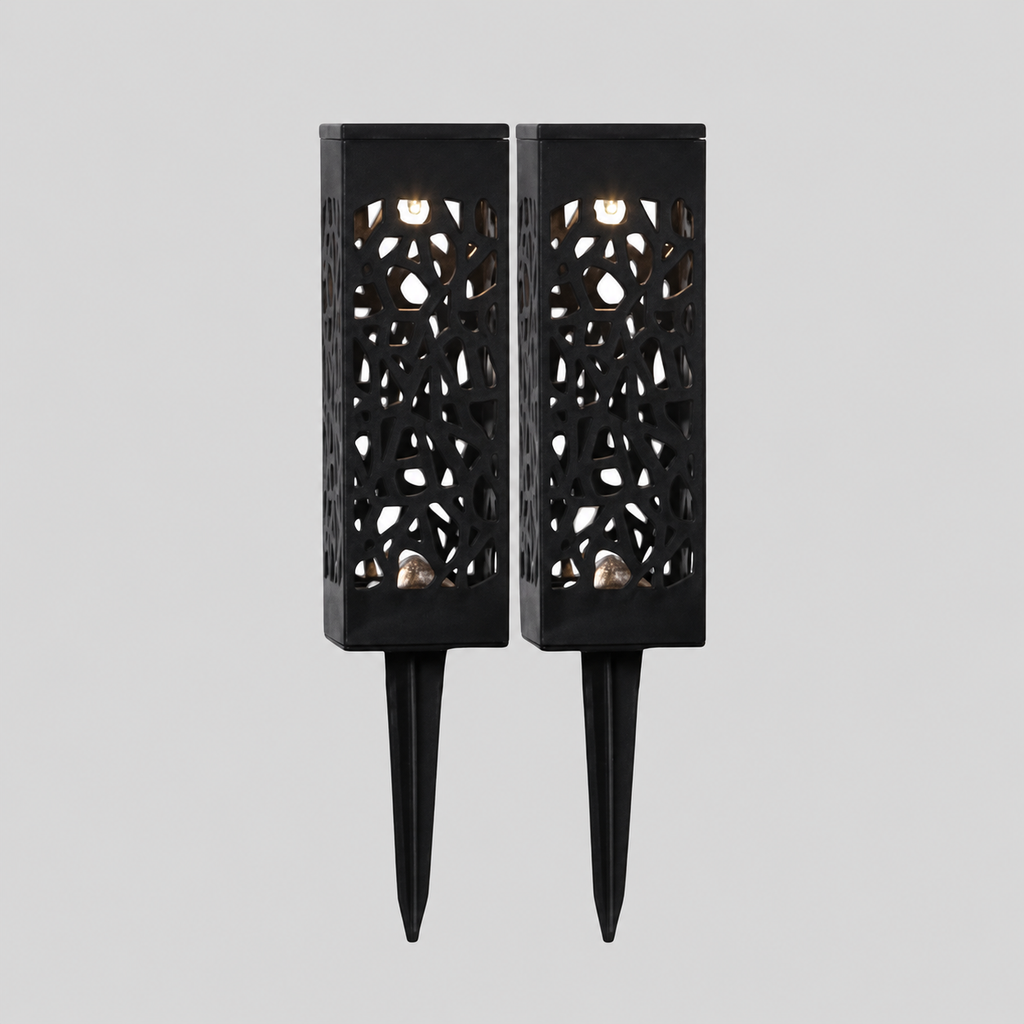 Duo de lampes solaires Albelle noires ajourées avec leurs deux piquets — arrière-plan gris retouché.