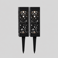 Duo de lampes solaires Albelle noires ajourées avec leurs deux piquets — arrière-plan gris retouché.