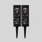 Duo de lampes solaires Albelle noires ajourées avec leurs deux piquets — arrière-plan gris retouché.