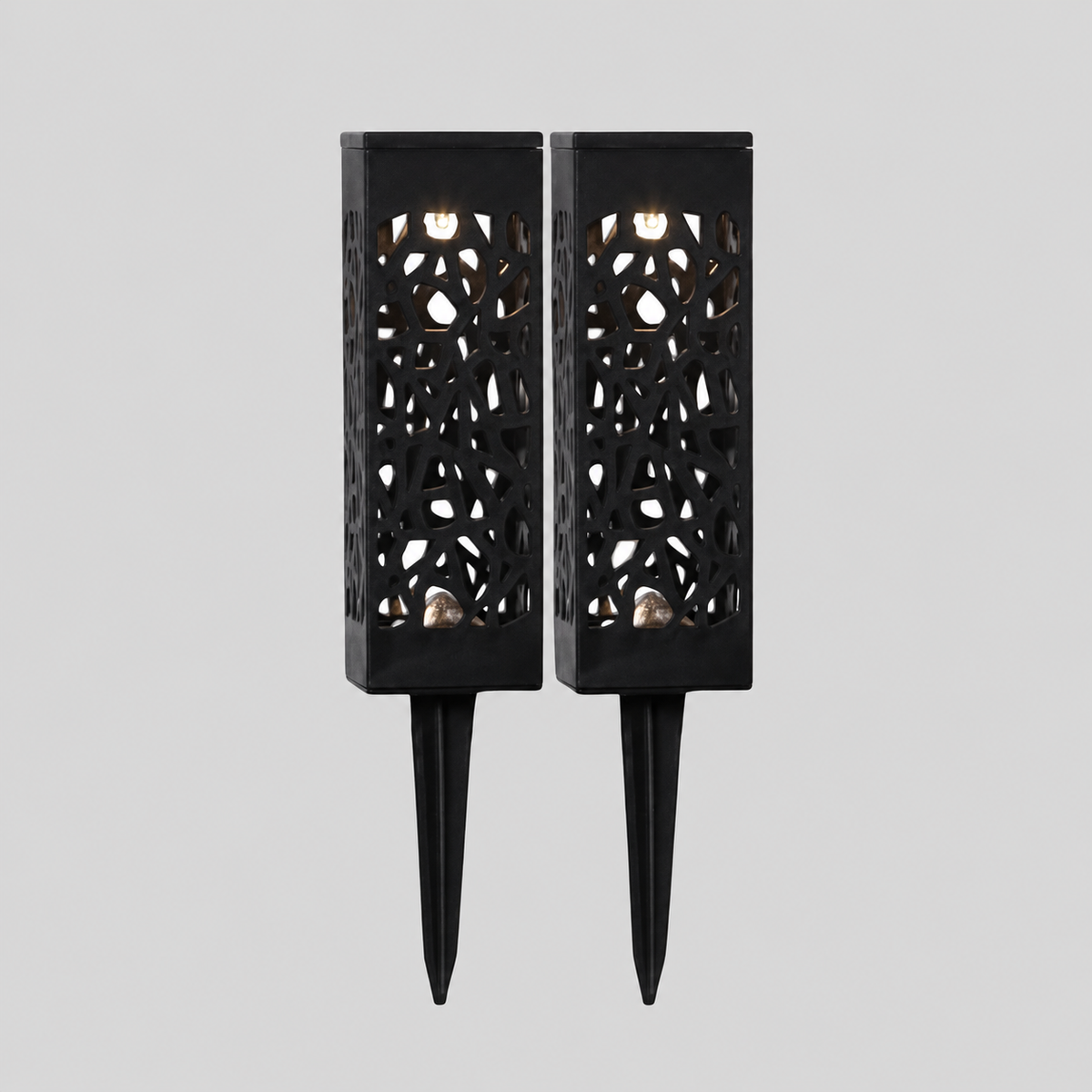 Duo de lampes solaires Albelle noires ajourées avec leurs deux piquets — arrière-plan gris retouché.