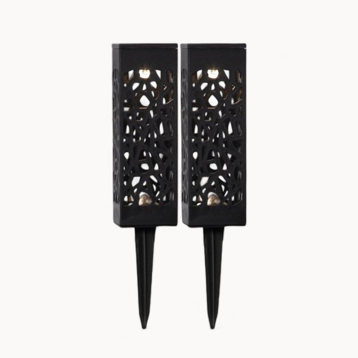 Albelle : deux lampes de jardin noires à motifs ajourés, avec piquets, sur fond blanc.