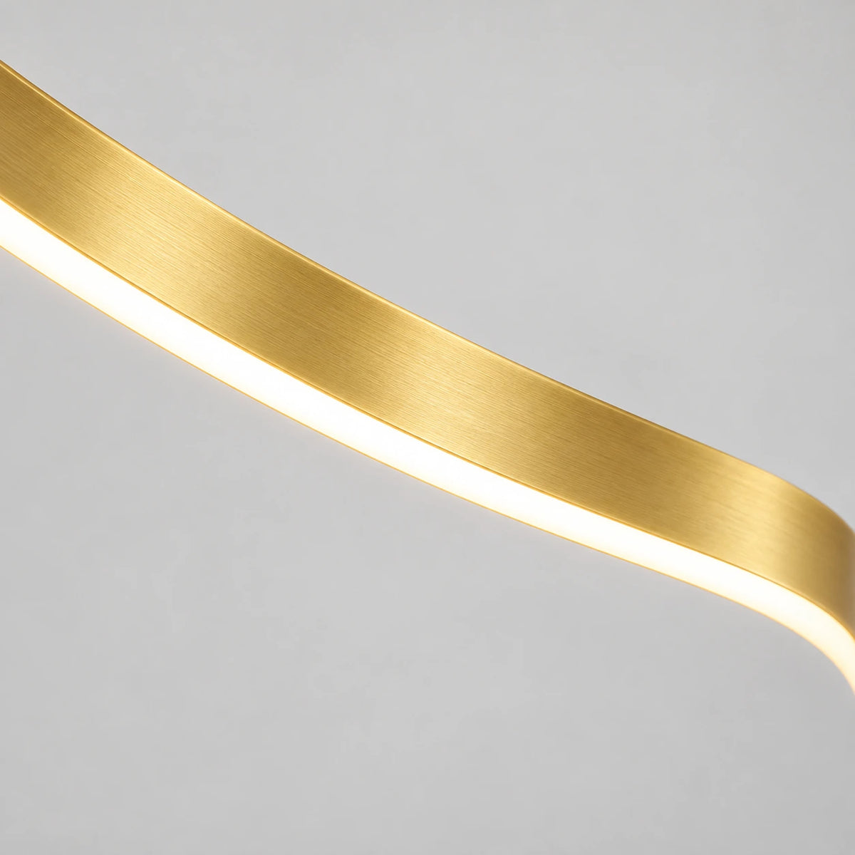 Détail de la bande dorée et du diffuseur de la suspension à un anneau.