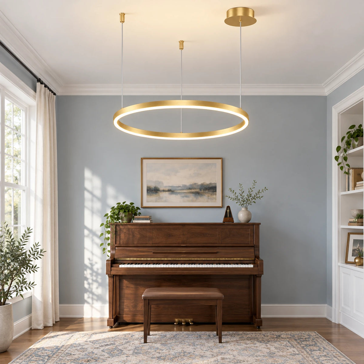 Suspension à un anneau doré dans une pièce avec piano.