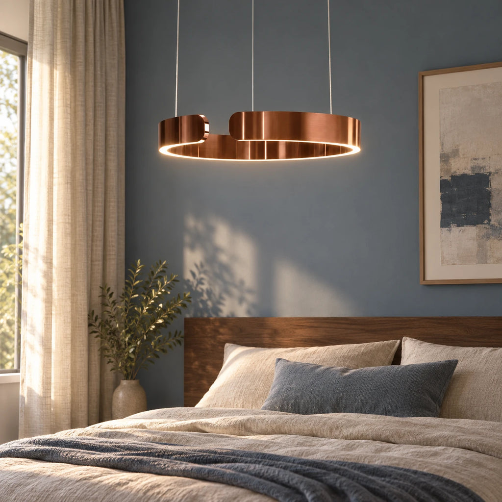 Suspension à un anneau ouvert cuivré dans une chambre aux murs bleus.