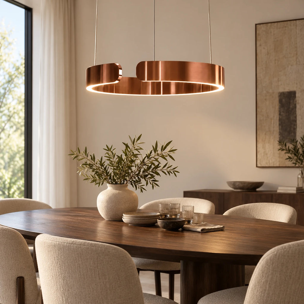 Suspension à un anneau ouvert cuivré au-dessus d’une table en noyer.