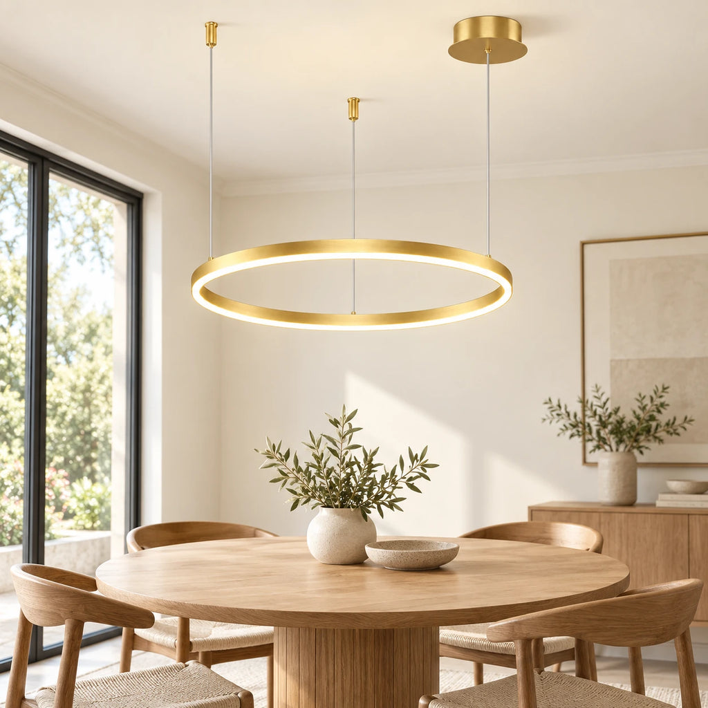 Suspension à un anneau doré dans une salle à manger lumineuse.