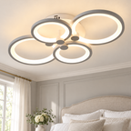 Plafonnier gris argent à quatre anneaux dans un décor chambre grise