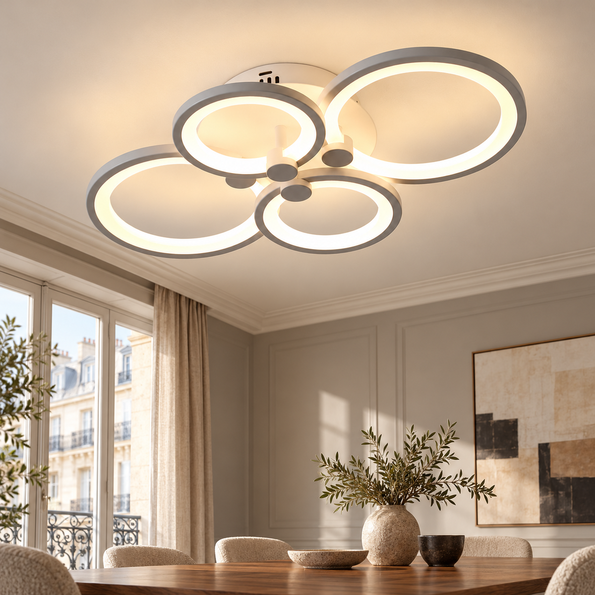 Plafonnier gris argent à quatre anneaux dans un décor loft contemporain