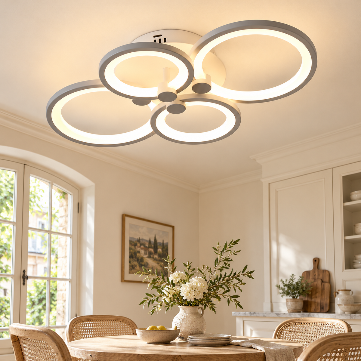 Plafonnier gris argent à quatre anneaux dans un décor coin repas