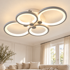 Plafonnier gris argent à quatre anneaux dans un décor salon blanc
